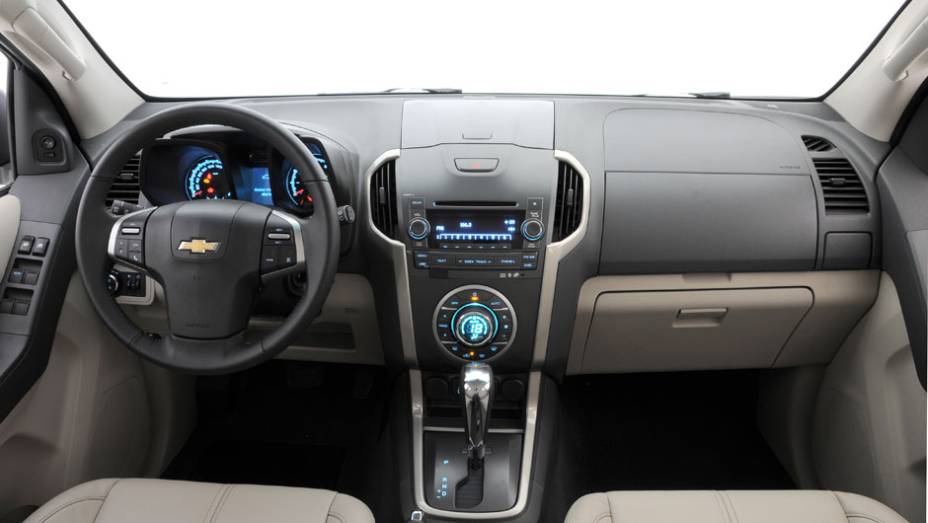 O interior é praticamente o mesmo da picape S10 na parte frontal | <a href="https://beta-develop.quatrorodas.abril.com.br/carros/lancamentos/chevrolet-trailblazer-718248.shtml" target="_blank" rel="migration">Leia mais</a>