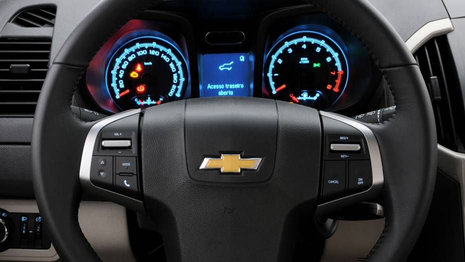 O volante de três raios agrupa comandos de som, Bluetooth, computador de bordo e piloto automático | <a href="https://beta-develop.quatrorodas.abril.com.br/carros/lancamentos/chevrolet-trailblazer-718248.shtml" target="_blank" rel="migration">Leia mais</a>