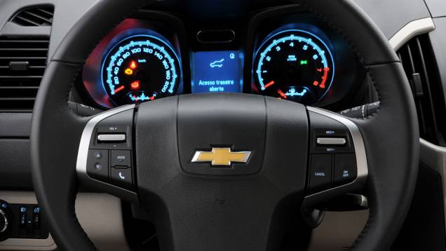 O volante de três raios agrupa comandos de som, Bluetooth, computador de bordo e piloto automático | <a href="https://beta-develop.quatrorodas.abril.com.br/carros/lancamentos/chevrolet-trailblazer-718248.shtml" target="_blank" rel="migration">Leia mais</a> O volante de três raios agrupa comandos de som, Bluetooth, computador de bordo e piloto automático | <a href="https://beta-develop.quatrorodas.abril.com.br/carros/lancamentos/chevrolet-trailblazer-718248.shtml" target="_blank" rel="migration">Leia mais</a>