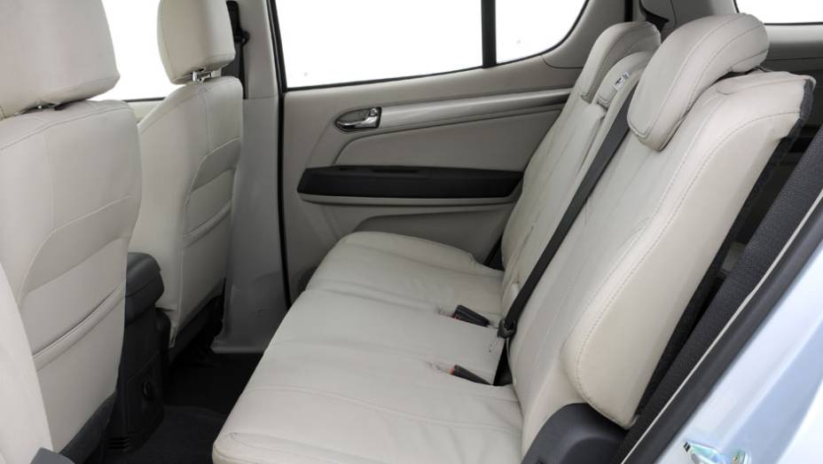Não falta espaço para os passageiros do banco de trás... | <a href="https://beta-develop.quatrorodas.abril.com.br/carros/lancamentos/chevrolet-trailblazer-718248.shtml" target="_blank" rel="migration">Leia mais</a> Não falta espaço para os passageiros do banco de trás... | <a href="https://beta-develop.quatrorodas.abril.com.br/carros/lancamentos/chevrolet-trailblazer-718248.shtml" target="_blank" rel="migration">Leia mais</a>
