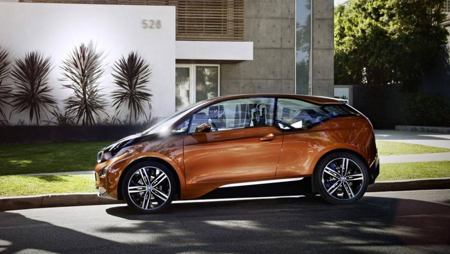 A carroceria tem pintura em dois tons | <a href="https://beta-develop.quatrorodas.abril.com.br/saloes/los-angeles/2012/bmw-i3-coupe-concept-724055.shtml" rel="migration">Leia mais</a>