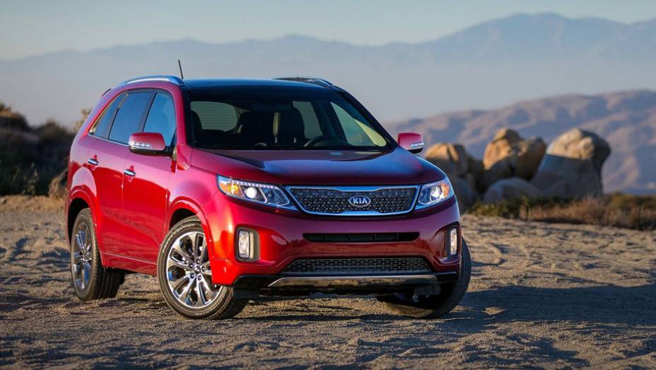 Já os faróis de neblina foram movidos para as extremidades do para-choque frontal | <a href="%20https://beta-develop.quatrorodas.abril.com.br/saloes/los-angeles/2012/kia-sorento-2014-724885.shtml" rel="migration">Leia mais</a>