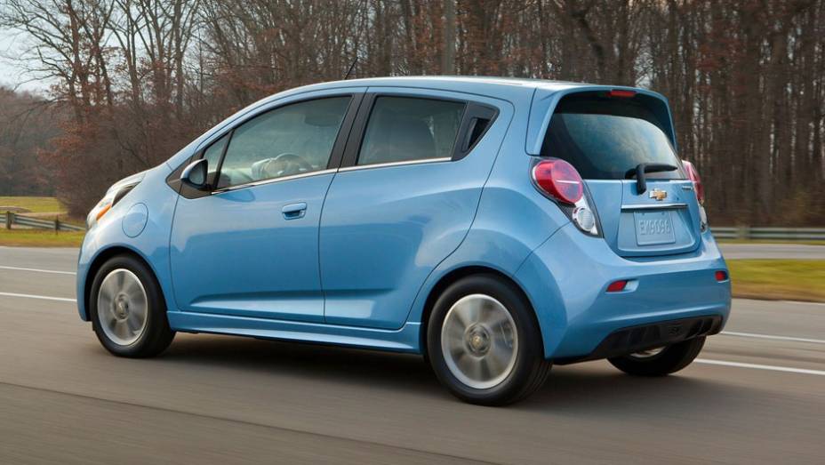 O modelo el&eacute;trico promete rivalizar com o Fiat 500e| <a href="https://beta-develop.quatrorodas.abril.com.br/saloes/los-angeles/2012/chevrolet-spark-ev-723965.shtml" rel="migration">Leia mais</a>