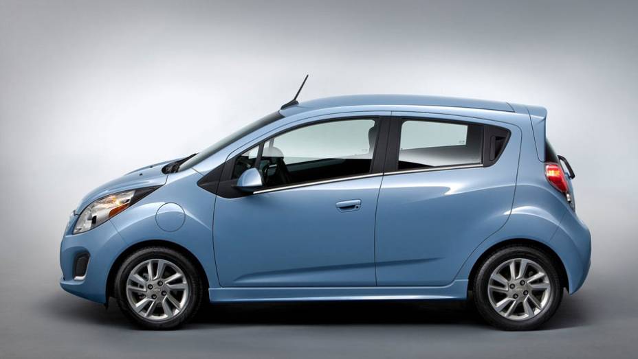 Segundo a marca, o motor do modelo gera 130 cavalos de pot&ecirc;ncia | <a href="https://beta-develop.quatrorodas.abril.com.br/saloes/los-angeles/2012/chevrolet-spark-ev-723965.shtml" rel="migration">Leia mais</a>