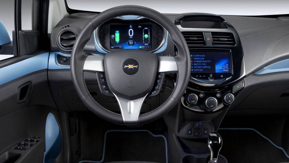 A Chevrolet informa que o modelo necessita de sete horas para o seu armazenador de 20 kWh possa ser totalmente carregado em uma linha de 240V | <a href="%20https://beta-develop.quatrorodas.abril.com.br/saloes/los-angeles/2012/chevrolet-spark-ev-723965.shtml" rel="migration">Leia mais</a>