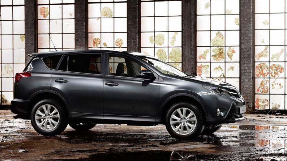 O renovado SUV está sendo apresentado oficialmente no Salão de Los Angeles | <a href="https://beta-develop.quatrorodas.abril.com.br/saloes/los-angeles/2012/toyota-rav4-2013-724532.shtml" rel="migration">Leia mais</a>