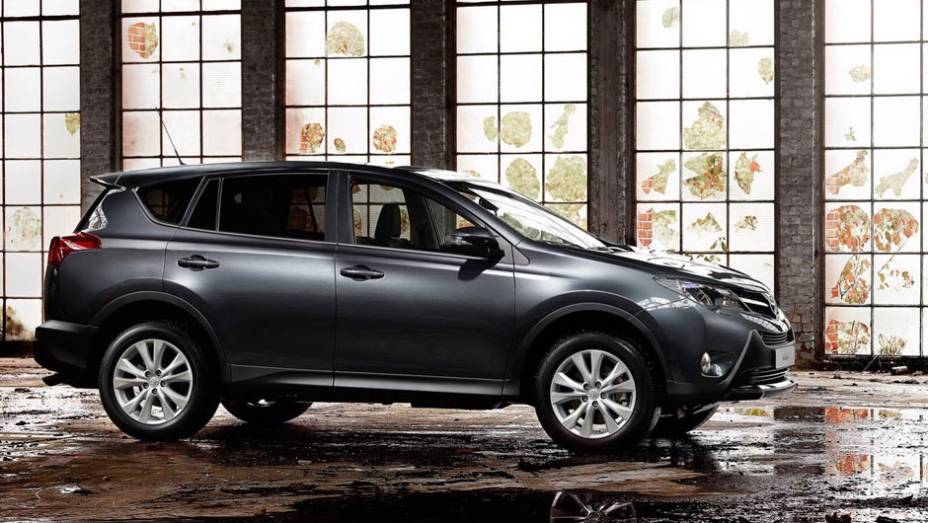 O renovado SUV est&aacute; sendo apresentado oficialmente no Sal&atilde;o de Los Angeles | <a href="https://beta-develop.quatrorodas.abril.com.br/saloes/los-angeles/2012/toyota-rav4-2013-724532.shtml" rel="migration">Leia mais</a>