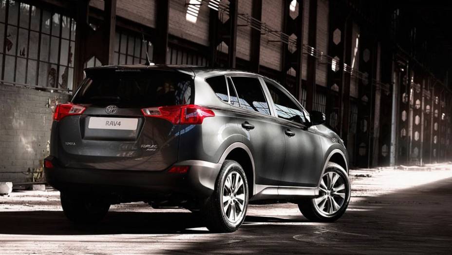 Pelo que se pode observar nas imagens, a Toyota modernizou o visual do RAV4 | <a href="https://beta-develop.quatrorodas.abril.com.br/saloes/los-angeles/2012/toyota-rav4-2013-724532.shtml" rel="migration">Leia mais</a> Pelo que se pode observar nas imagens, a Toyota modernizou o visual do RAV4 | <a href="https://beta-develop.quatrorodas.abril.com.br/saloes/los-angeles/2012/toyota-rav4-2013-724532.shtml" rel="migration">Leia mais</a>