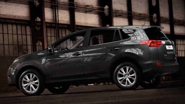O conceito de design utilizado é similar àquele empregado no novo Auris, tanto no hatch quanto na perua, mostrado em agosto de 2012 | <a href="https://beta-develop.quatrorodas.abril.com.br/saloes/los-angeles/2012/toyota-rav4-2013-724532.shtml" rel="migration">Leia mais</a> O conceito de design utilizado é similar àquele empregado no novo Auris, tanto no hatch quanto na perua, mostrado em agosto de 2012 | <a href="https://beta-develop.quatrorodas.abril.com.br/saloes/los-angeles/2012/toyota-rav4-2013-724532.shtml" rel="migration">Leia mais</a>