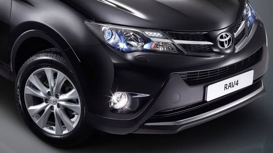 Entre os dispositivos de seguran&ccedil;a presentes no RAV4, destaque para oito airbags, controle de tra&ccedil;&atilde;o, distribuidor eletr&ocirc;nico de frenagem, controle de estabilidade, assistente de frenagem e ABS nas quatro rodas | <a href="https://beta-develop.quatrorodas.abril.com.br/s" rel="migration"></a>