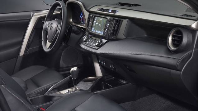A transmissão é automática, de seis velocidades | <a href="https://beta-develop.quatrorodas.abril.com.br/saloes/los-angeles/2012/toyota-rav4-2013-724532.shtml" rel="migration">Leia mais</a> A transmissão é automática, de seis velocidades | <a href="https://beta-develop.quatrorodas.abril.com.br/saloes/los-angeles/2012/toyota-rav4-2013-724532.shtml" rel="migration">Leia mais</a>