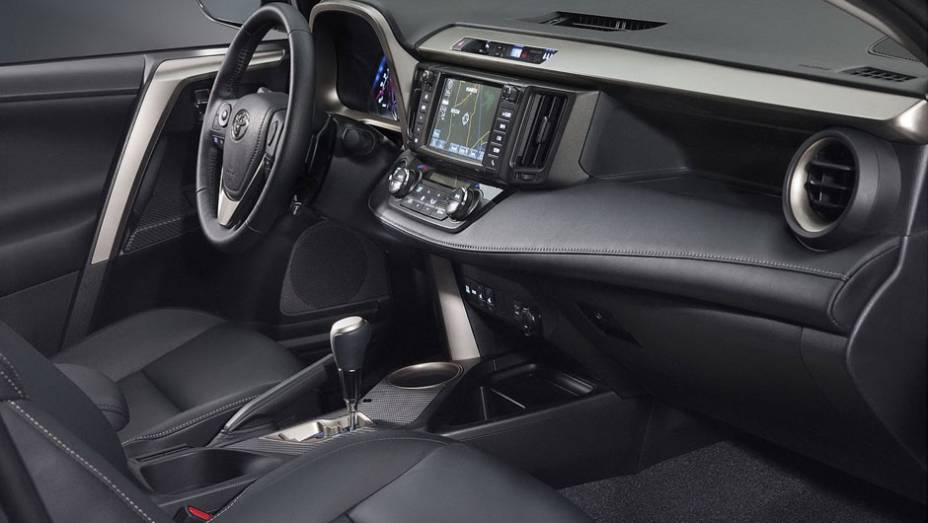 A transmissão é automática, de seis velocidades | <a href="https://beta-develop.quatrorodas.abril.com.br/saloes/los-angeles/2012/toyota-rav4-2013-724532.shtml" rel="migration">Leia mais</a> A transmissão é automática, de seis velocidades | <a href="https://beta-develop.quatrorodas.abril.com.br/saloes/los-angeles/2012/toyota-rav4-2013-724532.shtml" rel="migration">Leia mais</a>