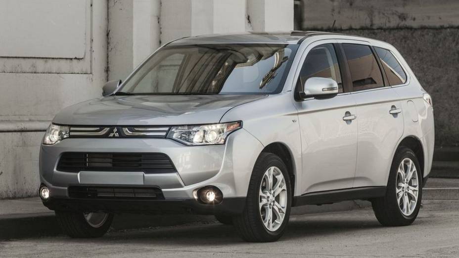 Apresentado no último Salão de Los Angeles, o Outlander chega ao Brasil importado do Japão | <a href="https://beta-develop.quatrorodas.abril.com.br/carros/lancamentos/mitsubishi-outlander-751189.shtml" rel="migration">Leia mais</a>">