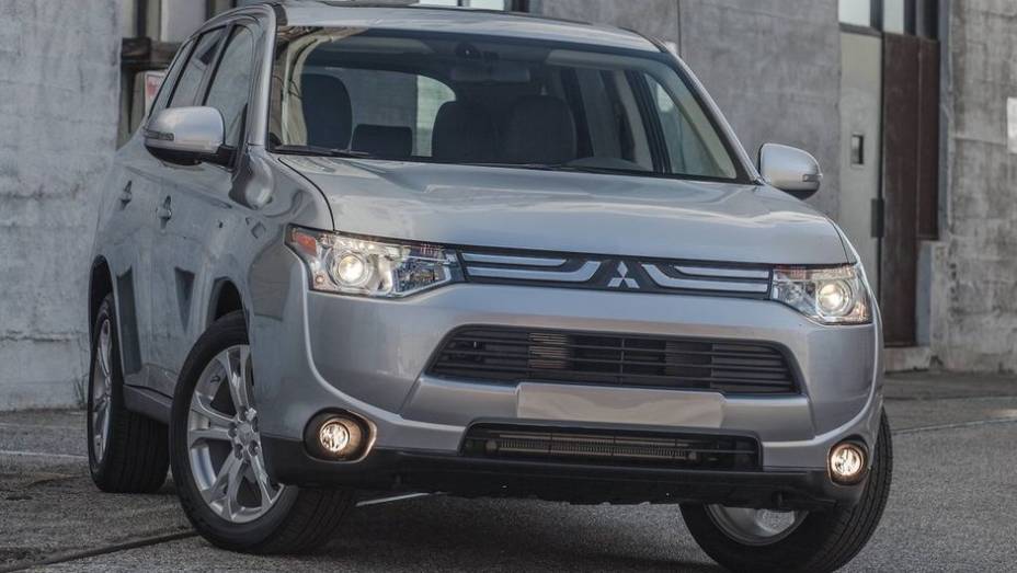 O Outlander teve visual renovado, com destaque para a nova frente. A grade dianteira está mais fina e os faróis foram redesenhados | <a href="https://beta-develop.quatrorodas.abril.com.br/carros/lancamentos/mitsubishi-outlander-751189.shtml" rel="migration">Leia mais</a>">