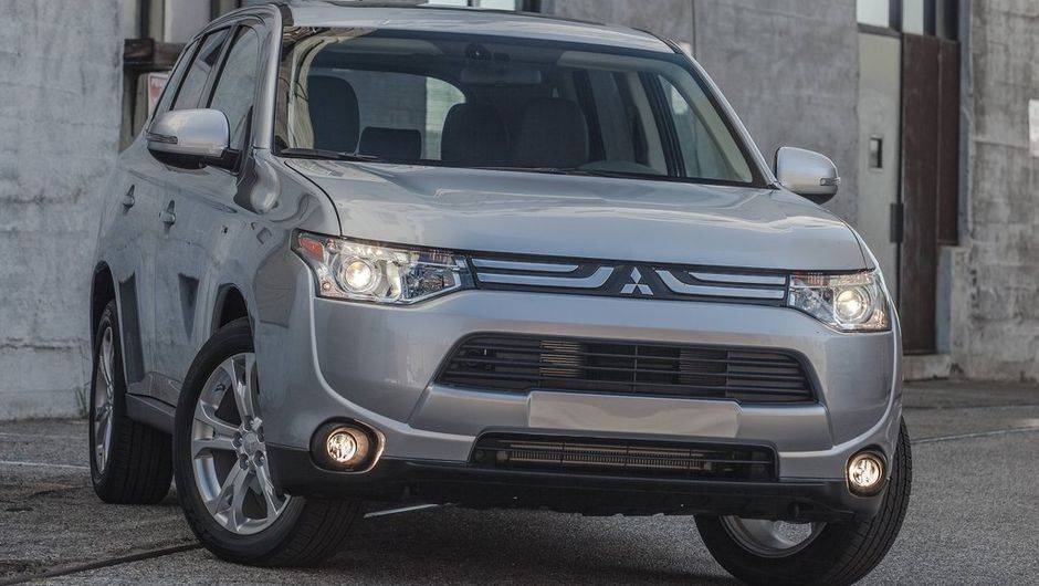 O Outlander teve visual renovado, com destaque para a nova frente. A grade dianteira está mais fina e os faróis foram redesenhados | <a href="https://beta-develop.quatrorodas.abril.com.br/carros/lancamentos/mitsubishi-outlander-751189.shtml" rel="migration">Leia mais</a>"> O Outlander teve visual renovado, com destaque para a nova frente. A grade dianteira está mais fina e os faróis foram redesenhados | <a href="https://beta-develop.quatrorodas.abril.com.br/carros/lancamentos/mitsubishi-outlander-751189.shtml" rel="migration">Leia mais</a>">