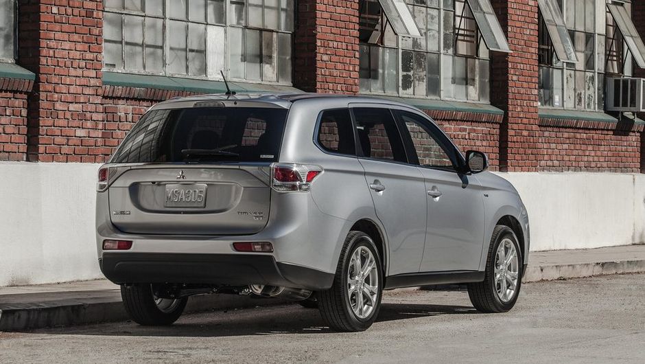 A traseira tamb&eacute;m sofreu altera&ccedil;&otilde;es, mas menos sens&iacute;veis | <a href="https://beta-develop.quatrorodas.abril.com.br/carros/lancamentos/mitsubishi-outlander-751189.shtml" rel="migration">Leia mais</a>">