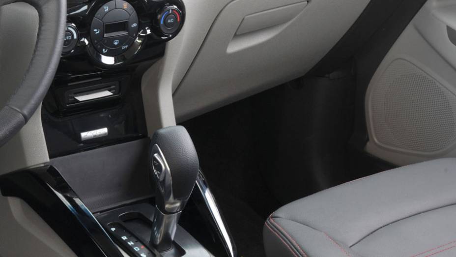 Nada instintiva, as trocas de marcha manuais do câmbio automático ocorrem por teclas na alavanca | <a href="https://beta-develop.quatrorodas.abril.com.br/noticias/mercado/ford-lanca-ecosport-4wd-porwershift-725244.shtml" rel="migration">Leia mais</a>