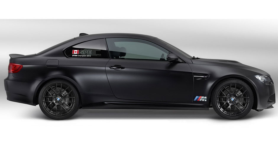Carroceria tem as mesmas cores do modelo guiado pelo canadense Bruno Spengler, campe&atilde;o deste ano | <a href="%20https://beta-develop.quatrorodas.abril.com.br/noticias/fabricantes/bmw-lanca-m3-dtm-champion-edition-725389.shtml" rel="migration">Leia mais</a>