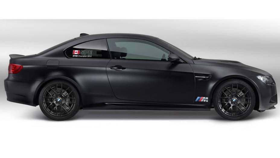 Carroceria tem as mesmas cores do modelo guiado pelo canadense Bruno Spengler, campe&atilde;o deste ano | <a href="%20https://beta-develop.quatrorodas.abril.com.br/noticias/fabricantes/bmw-lanca-m3-dtm-champion-edition-725389.shtml" rel="migration">Leia mais</a>