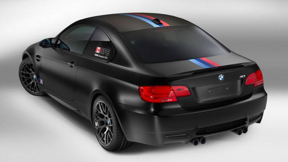 Além do teto em fibra de carbono, o carro tem uma decoração especial | <a href="https://beta-develop.quatrorodas.abril.com.br/noticias/fabricantes/bmw-lanca-m3-dtm-champion-edition-725389.shtml" rel="migration">Leia mais</a>