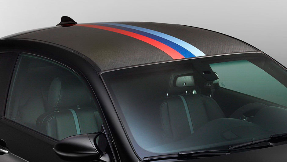 As tr&ecirc;s faixas paralelas (nas cores vermelho, uma em azul-escuro e azul-claro) se referem &agrave; Motorsport, divis&atilde;o de alto desempenho e competi&ccedil;&otilde;es da BMW | <a href="%20https://beta-develop.quatrorodas.abril.com.br/noticias/fabricantes/bmw-lanca-m3-dtm-champion-edition-7253" rel="migration"></a>