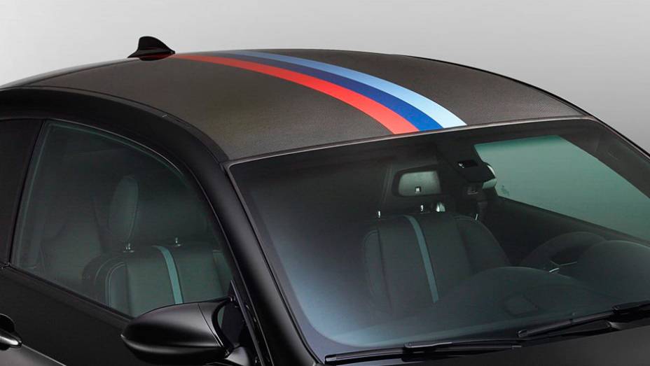 As três faixas paralelas (nas cores vermelho, uma em azul-escuro e azul-claro) se referem à Motorsport, divisão de alto desempenho e competições da BMW | <a href="%20https://beta-develop.quatrorodas.abril.com.br/noticias/fabricantes/bmw-lanca-m3-dtm-champion-edition-7253" rel="migration"></a>