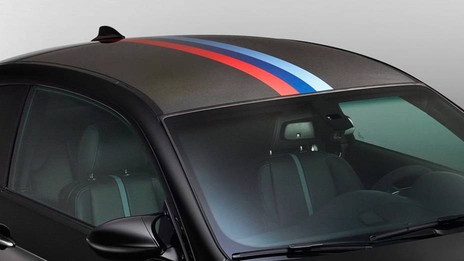 As tr&ecirc;s faixas paralelas (nas cores vermelho, uma em azul-escuro e azul-claro) se referem &agrave; Motorsport, divis&atilde;o de alto desempenho e competi&ccedil;&otilde;es da BMW | <a href="%20https://beta-develop.quatrorodas.abril.com.br/noticias/fabricantes/bmw-lanca-m3-dtm-champion-edition-7253" rel="migration"></a>