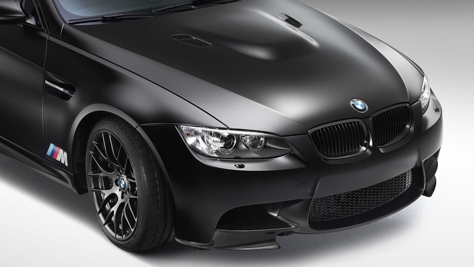 Pintura preta fosca &eacute; a mesma usada no M3 Frozen e n&atilde;o pode ser lavada com sab&atilde;o | <a href="https://beta-develop.quatrorodas.abril.com.br/noticias/fabricantes/bmw-lanca-m3-dtm-champion-edition-725389.shtml" rel="migration">Leia mais</a>