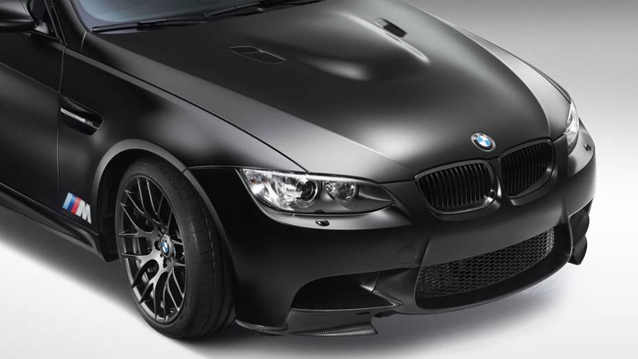 Pintura preta fosca &eacute; a mesma usada no M3 Frozen e n&atilde;o pode ser lavada com sab&atilde;o | <a href="https://beta-develop.quatrorodas.abril.com.br/noticias/fabricantes/bmw-lanca-m3-dtm-champion-edition-725389.shtml" rel="migration">Leia mais</a>