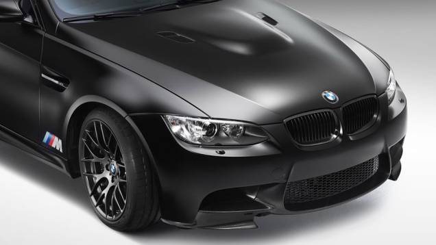 Pintura preta fosca é a mesma usada no M3 Frozen e não pode ser lavada com sabão | <a href="https://beta-develop.quatrorodas.abril.com.br/noticias/fabricantes/bmw-lanca-m3-dtm-champion-edition-725389.shtml" rel="migration">Leia mais</a> Pintura preta fosca é a mesma usada no M3 Frozen e não pode ser lavada com sabão | <a href="https://beta-develop.quatrorodas.abril.com.br/noticias/fabricantes/bmw-lanca-m3-dtm-champion-edition-725389.shtml" rel="migration">Leia mais</a>