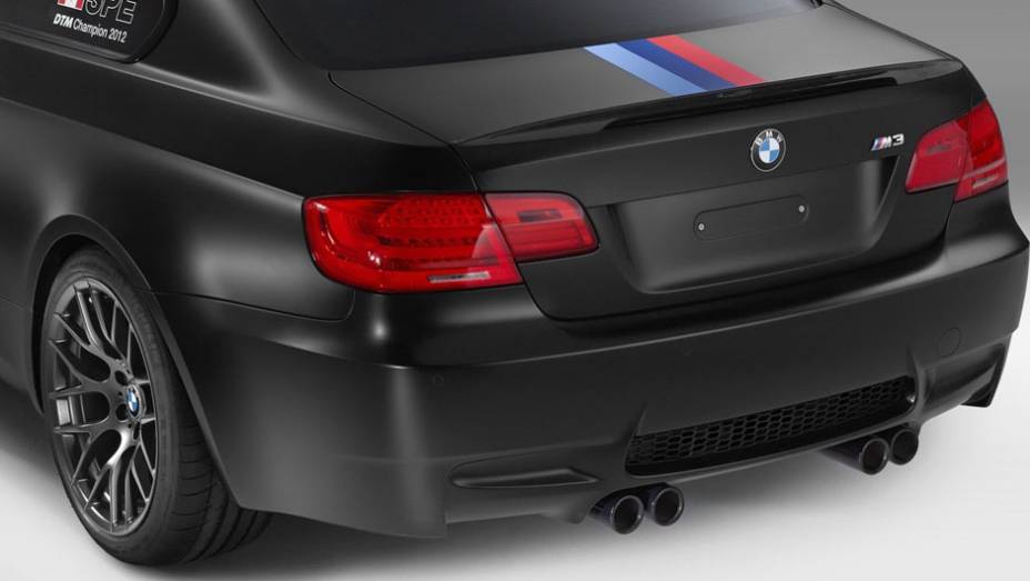 Um discreto aerofólio contrasta com o par de ponteiras duplas na traseira | <a href="https://beta-develop.quatrorodas.abril.com.br/noticias/fabricantes/bmw-lanca-m3-dtm-champion-edition-725389.shtml" rel="migration">Leia mais</a>