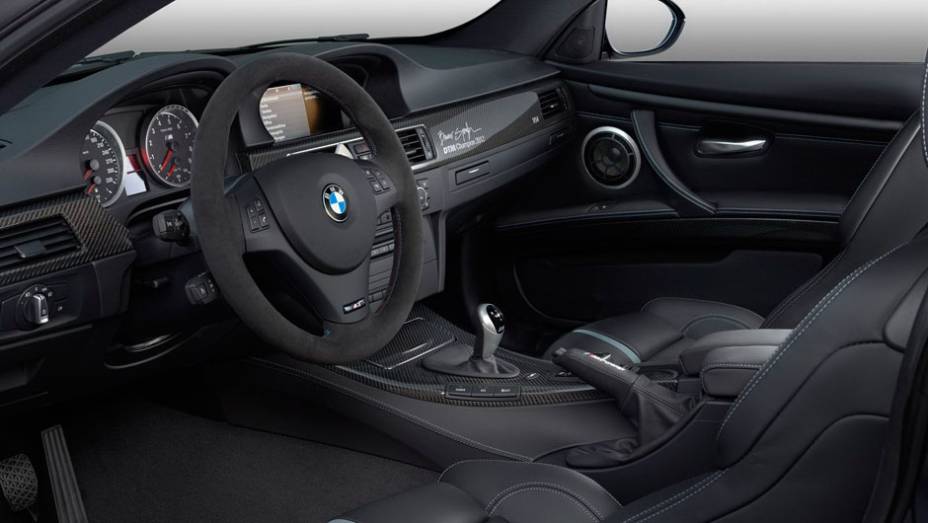 Interior tem bancos esportivos em couro e apliques de fibra de carbono | <a href="https://beta-develop.quatrorodas.abril.com.br/noticias/fabricantes/bmw-lanca-m3-dtm-champion-edition-725389.shtml" rel="migration">Leia mais</a>