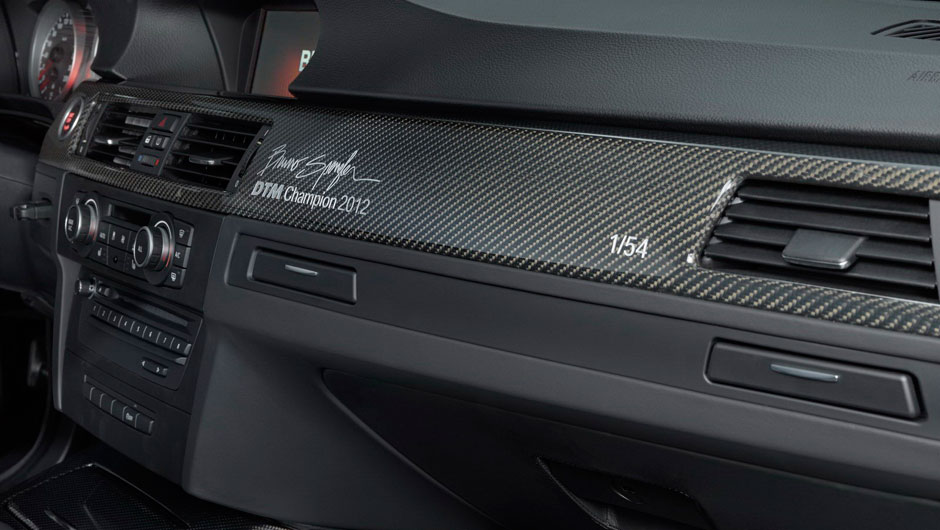 O aut&oacute;grafo de Spengler decora o interior do modelo; ser&atilde;o produzidas apenas 54 unidades | <a href="https://beta-develop.quatrorodas.abril.com.br/noticias/fabricantes/bmw-lanca-m3-dtm-champion-edition-725389.shtml" rel="migration">Leia mais</a>