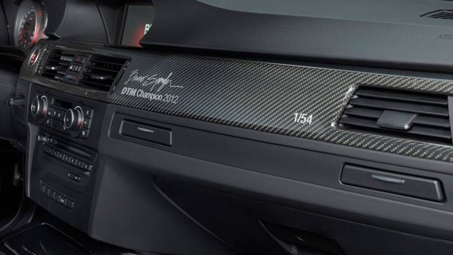 O aut&oacute;grafo de Spengler decora o interior do modelo; ser&atilde;o produzidas apenas 54 unidades | <a href="https://beta-develop.quatrorodas.abril.com.br/noticias/fabricantes/bmw-lanca-m3-dtm-champion-edition-725389.shtml" rel="migration">Leia mais</a>