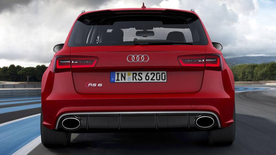 As vistosas sa&iacute;das de escape chamam aten&ccedil;&atilde;o na traseira | <a href="https://beta-develop.quatrorodas.abril.com.br/saloes/detroit/2013/audi-rs6-avant-730408.shtml" rel="migration">Leia mais</a>