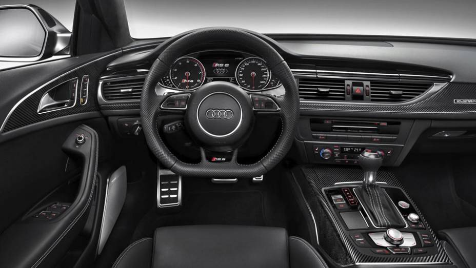 O interior tem apliques de alumínio e fibra de carbono | <a href="https://beta-develop.quatrorodas.abril.com.br/saloes/detroit/2013/audi-rs6-avant-730408.shtml" rel="migration">Leia mais</a> O interior tem apliques de alumínio e fibra de carbono | <a href="https://beta-develop.quatrorodas.abril.com.br/saloes/detroit/2013/audi-rs6-avant-730408.shtml" rel="migration">Leia mais</a>