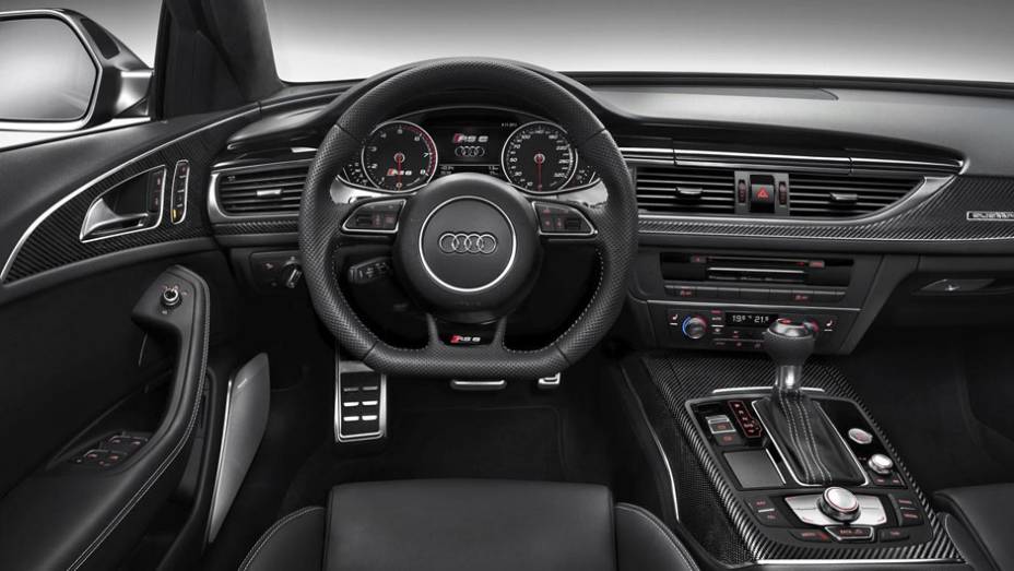 O interior tem apliques de alumínio e fibra de carbono | <a href="https://beta-develop.quatrorodas.abril.com.br/saloes/detroit/2013/audi-rs6-avant-730408.shtml" rel="migration">Leia mais</a>