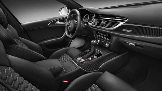 Bancos esportivos são revestidos em couro e Alcantara | <a href="https://beta-develop.quatrorodas.abril.com.br/saloes/detroit/2013/audi-rs6-avant-730408.shtml" rel="migration">Leia mais</a> Bancos esportivos são revestidos em couro e Alcantara | <a href="https://beta-develop.quatrorodas.abril.com.br/saloes/detroit/2013/audi-rs6-avant-730408.shtml" rel="migration">Leia mais</a>