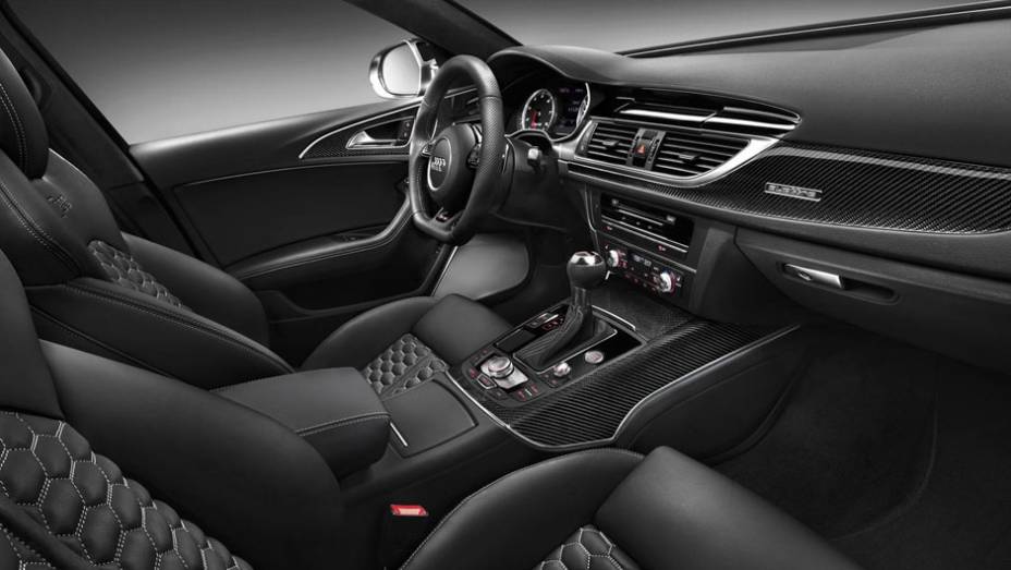 Bancos esportivos s&atilde;o revestidos em couro e Alcantara | <a href="https://beta-develop.quatrorodas.abril.com.br/saloes/detroit/2013/audi-rs6-avant-730408.shtml" rel="migration">Leia mais</a>