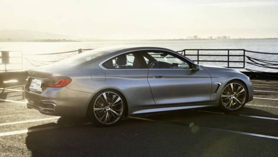 Na traseira, o para-choque, com acabamento em alum&iacute;nio, tem dois canos de escape nas extremidades | <a href="https://beta-develop.quatrorodas.abril.com.br/saloes/detroit/2013/bmw-serie-4-coupe-concept-730364.shtml" rel="migration">Leia mais</a>