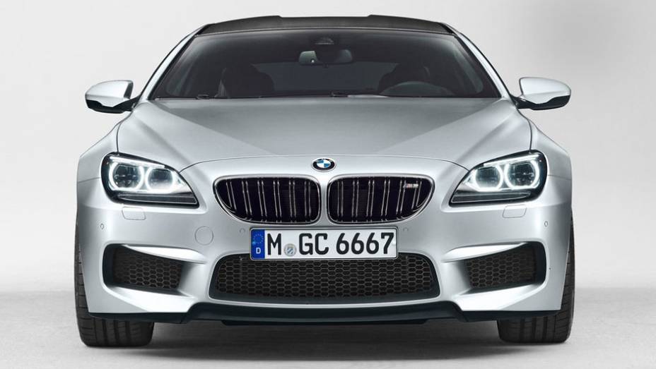 A tradicional grade dupla ganhou o logotipo M6 | <a href="https://beta-develop.quatrorodas.abril.com.br/saloes/detroit/2013/bmw-m6-gran-coupe-730380.shtml" rel="migration">Leia mais</a> A tradicional grade dupla ganhou o logotipo M6 | <a href="https://beta-develop.quatrorodas.abril.com.br/saloes/detroit/2013/bmw-m6-gran-coupe-730380.shtml" rel="migration">Leia mais</a>