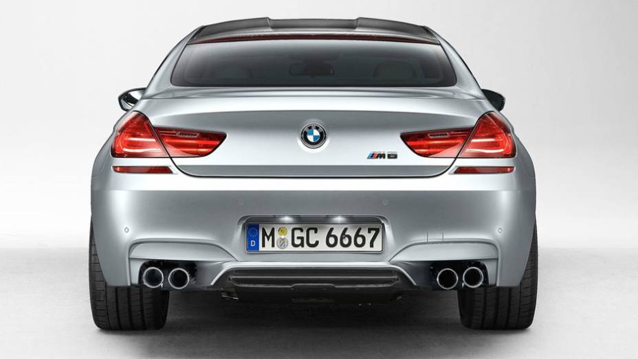 Atrás, os dois pares de ponteiras de escapamento identificam a versão especial | <a href="%20https://beta-develop.quatrorodas.abril.com.br/saloes/detroit/2013/bmw-m6-gran-coupe-730380.shtml" rel="migration">Leia mais</a> Atrás, os dois pares de ponteiras de escapamento identificam a versão especial | <a href="%20https://beta-develop.quatrorodas.abril.com.br/saloes/detroit/2013/bmw-m6-gran-coupe-730380.shtml" rel="migration">Leia mais</a>