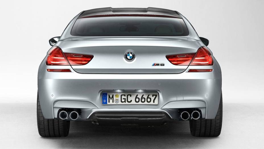 Atrás, os dois pares de ponteiras de escapamento identificam a versão especial | <a href="%20https://beta-develop.quatrorodas.abril.com.br/saloes/detroit/2013/bmw-m6-gran-coupe-730380.shtml" rel="migration">Leia mais</a>