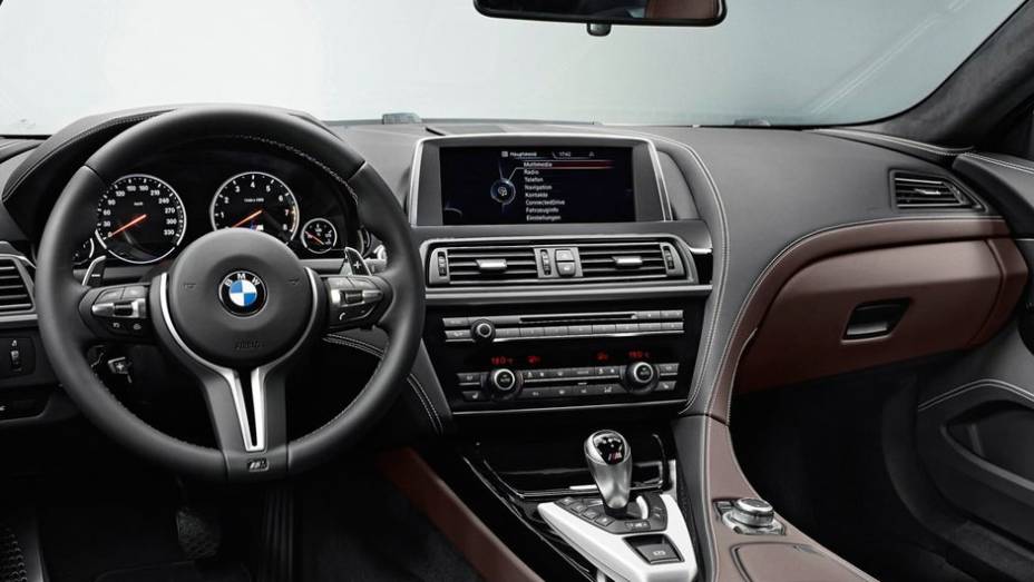 O volante de três raios é exclusivo do M6 Gran Coupe | <a href="https://beta-develop.quatrorodas.abril.com.br/saloes/detroit/2013/bmw-m6-gran-coupe-730380.shtml" rel="migration">Leia mais</a>