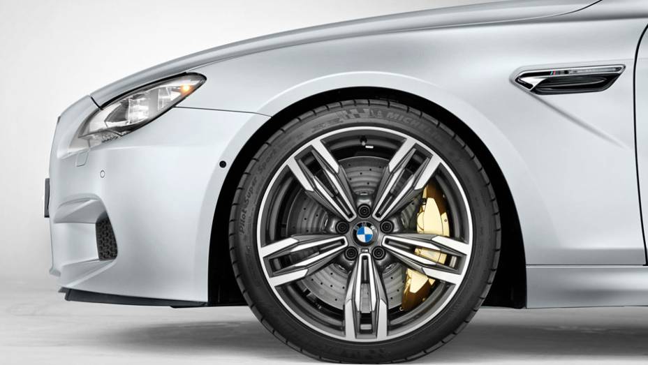 As belas rodas de 20 polegadas escondem os enormes discos de freio | <a href="https://beta-develop.quatrorodas.abril.com.br/saloes/detroit/2013/bmw-m6-gran-coupe-730380.shtml" rel="migration">Leia mais</a>