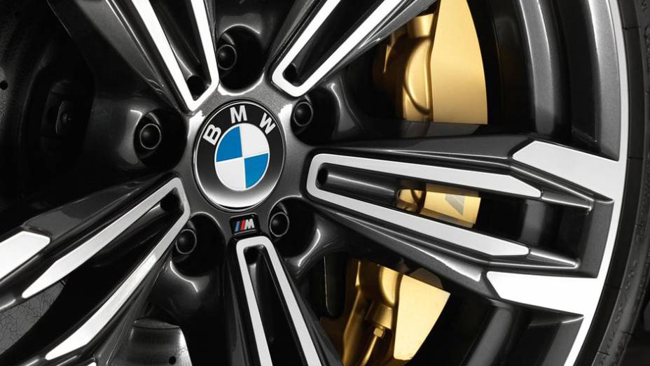 De tão discreto, fica até difícil ver o pequeno logotipo M na roda | <a href="https://beta-develop.quatrorodas.abril.com.br/saloes/detroit/2013/bmw-m6-gran-coupe-730380.shtml" rel="migration">Leia mais</a>