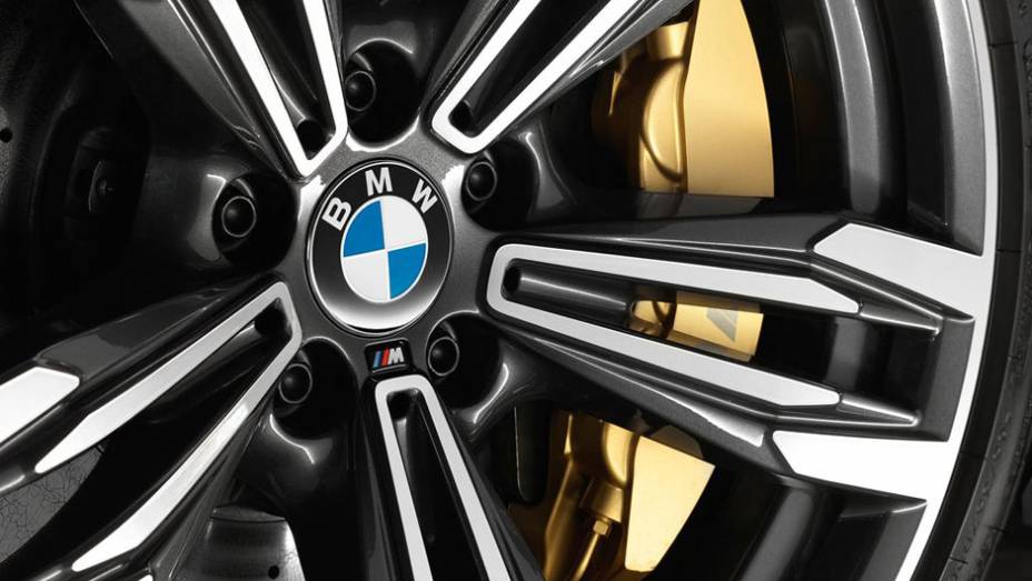 De t&atilde;o discreto, fica at&eacute; dif&iacute;cil ver o pequeno logotipo M na roda | <a href="https://beta-develop.quatrorodas.abril.com.br/saloes/detroit/2013/bmw-m6-gran-coupe-730380.shtml" rel="migration">Leia mais</a>