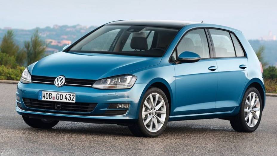 Chegando à sétima geração, o VW Golf continua tendo adeptos em todo o planeta. | <a href="https://beta-develop.quatrorodas.abril.com.br/noticias/mercado/definidos-finalistas-carro-ano-2013-europa-728106.shtml" rel="migration">Leia mais</a>