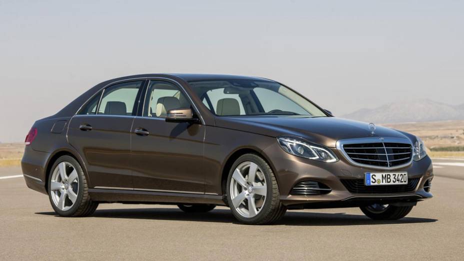 Gostava dos faróis ovais duplos? Agora eles fazem parte do passado da linha Classe E | <a href="https://beta-develop.quatrorodas.abril.com.br/saloes/detroit/2013/mercedes-benz-classe-sedan-avant-730383.shtml" rel="migration">Leia mais</a>