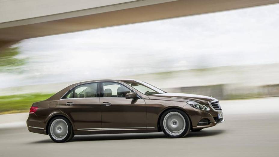 Por ser uma reestilização de meia-vida, nada mudou nas laterais | <a href="https://beta-develop.quatrorodas.abril.com.br/saloes/detroit/2013/mercedes-benz-classe-sedan-avant-730383.shtml" rel="migration">Leia mais</a>